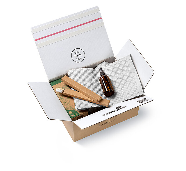 Ein Karton mit Produkten und weißen Papierpolsterbögen 