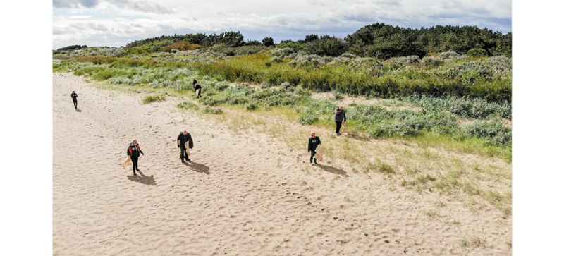 Storopack employees picking up trash on the beach